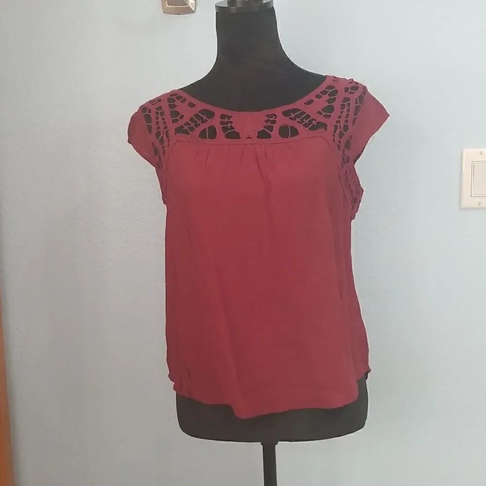 E & M crochet lace detail top